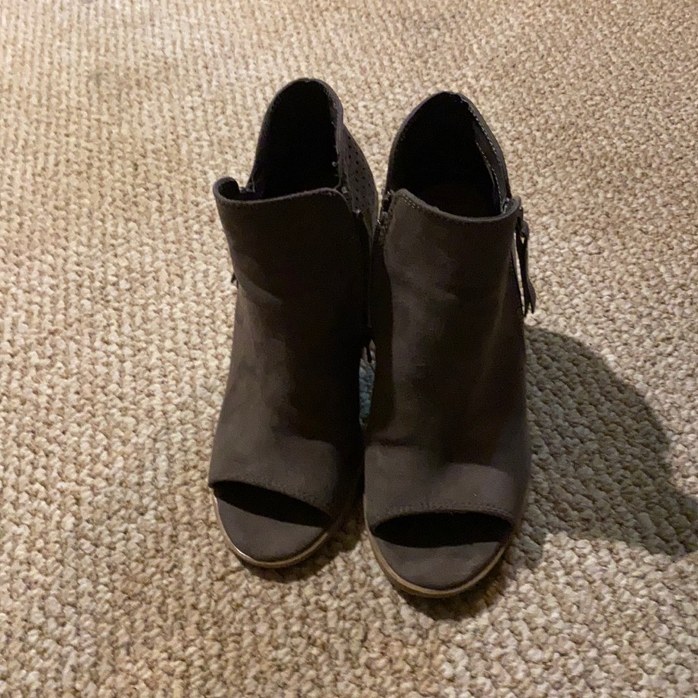 Grey sandles women’s size 6.5